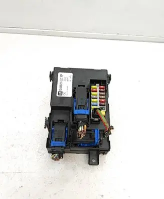 Opel Meriva B Fuse module 13469255 28437305 401154265