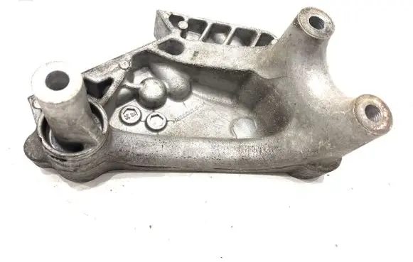 Volkswagen Golf VII Engine mounting bracket 04L199207