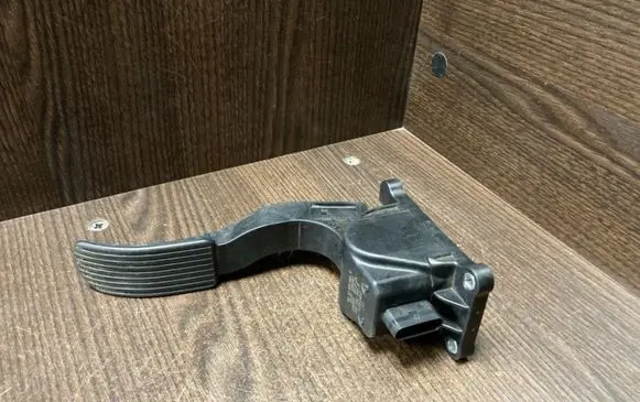 Mercedes-Benz Sprinter W906 Accelerator throttle pedal 9063000404 0280755023