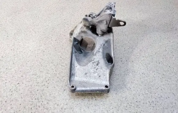 Volvo XC40 Engine mounting bracket 31460810