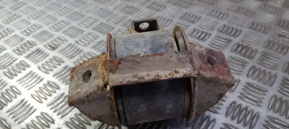 Volkswagen PASSAT B3 Engine mount bracket