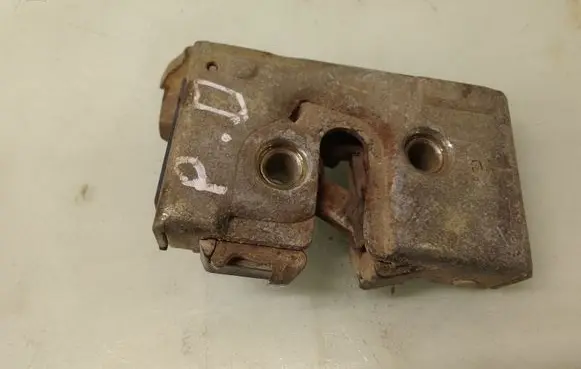 Volkswagen PASSAT B4 Front door lock 357837016G