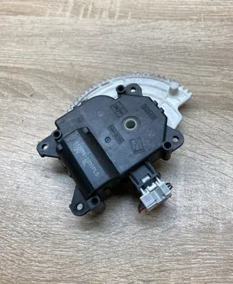 Toyota Avensis Verso Air flap motor/actuator 1138002800