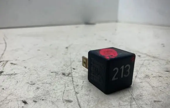 Volkswagen PASSAT B5 Other relay 443951253J