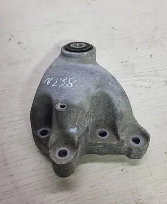 Engine mounting bracket