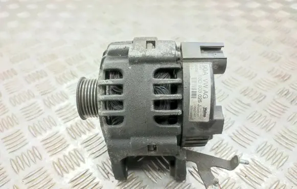 Volkswagen Polo V 6R Generator/alternator 03D903025J