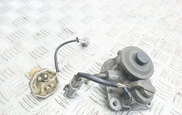 Toyota Avensis Verso Fuel filter bracket/mount holder 