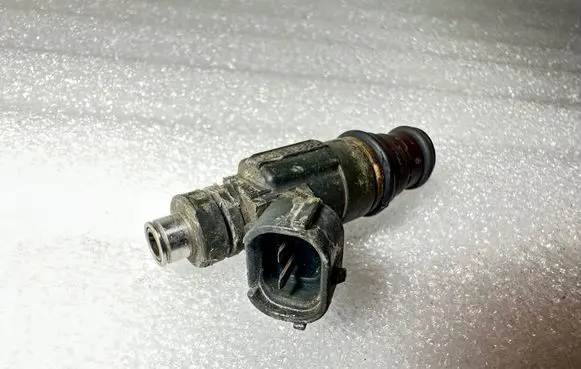 Audi A8 S8 D2 4D Fuel injector 07D906031