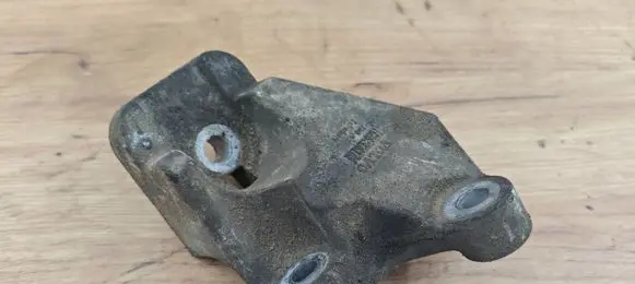 Volvo XC70 Engine mounting bracket 8649282