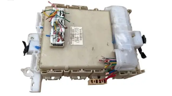 Toyota Avensis T270 Fuse module 8273005150
