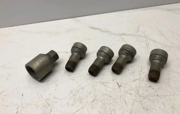 Audi A5 8T 8F Anti-theft wheel nuts and lock
