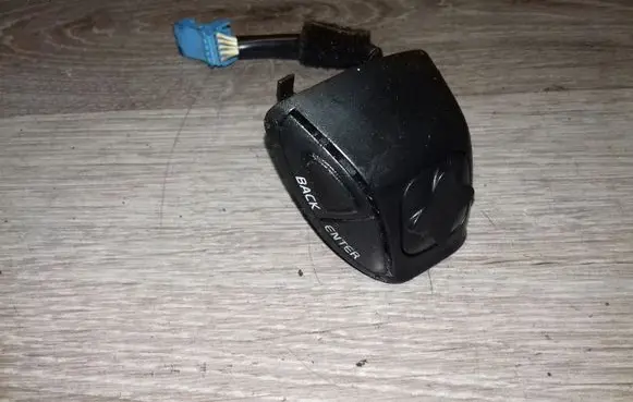 Steering wheel buttons/switches