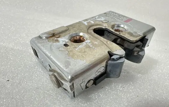 Audi 80 90 S2 B4 Front door lock 8A0839015A 893185