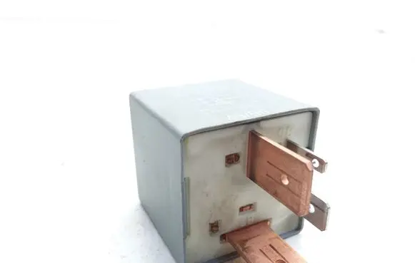 Volkswagen Polo III 6N 6N2 6NF Hazard warning light relay 357911253A