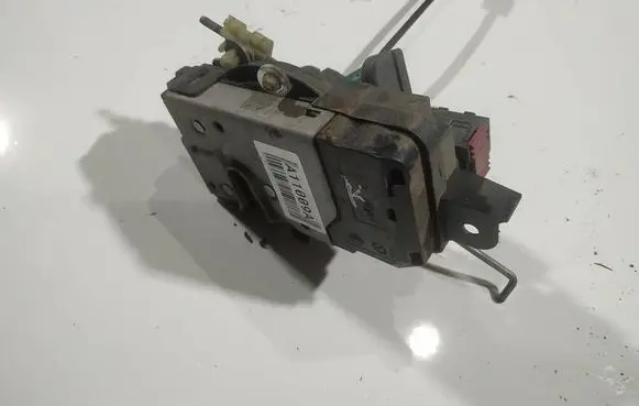 Opel Zafira B Front door lock 13210748