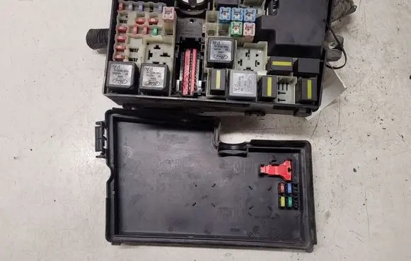 Ford Focus C-MAX Fuse module 3M5T14A142AB BP4K66767 3M5T14A076AB