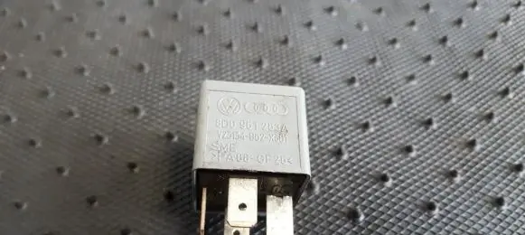Volkswagen PASSAT B5 Other relay 8D0951253A V23134-B52-X301