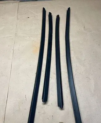 Dacia Duster II Rubber seal front door window/glass
