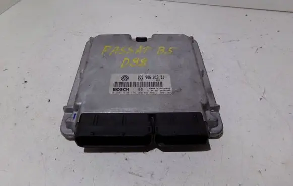 Volkswagen PASSAT B5 Engine control unit/module 038906019BJ 0281010178