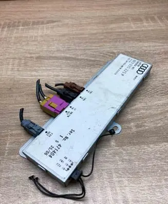 Audi A4 S4 B6 8E 8H Aerial antenna amplifier 8E9035225P WITHPLUG