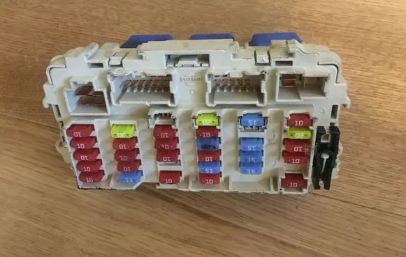Nissan X-Trail T30 Fuse box set 2523079981