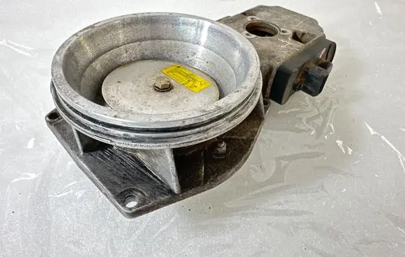 Audi 80 90 B3 Fuel distributor 0438121049 034133353C 3437224033