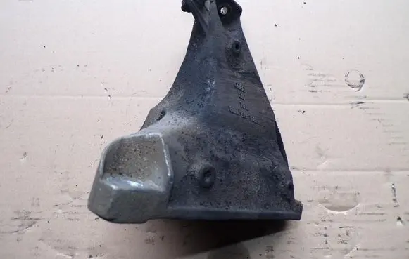 Audi A4 S4 B5 8D Engine mounting bracket 8D0199308N