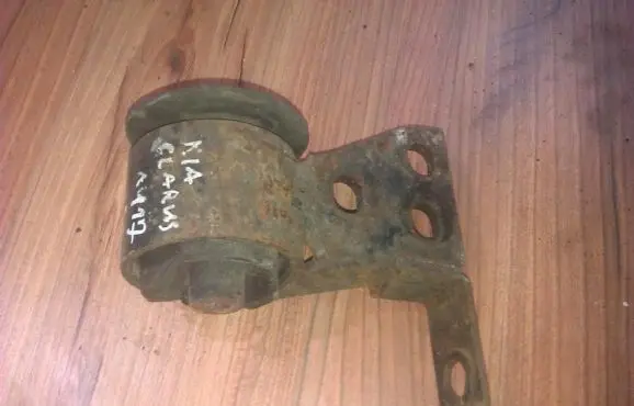 KIA Clarus Engine mount bracket