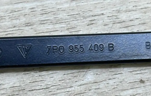Volkswagen Touareg II Front wiper blade arm 7P0955409B