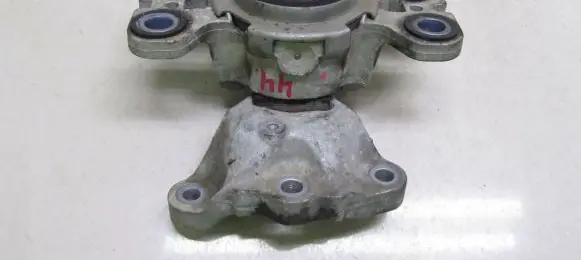 Volvo S60 Engine mount bracket