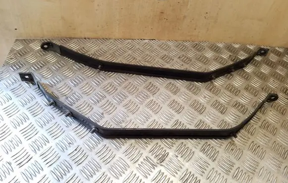 Fuel tank mounting bracket