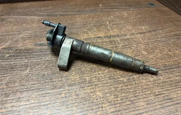 Mercedes-Benz Vito Viano W639 Fuel injector A6420700587 0445115027
