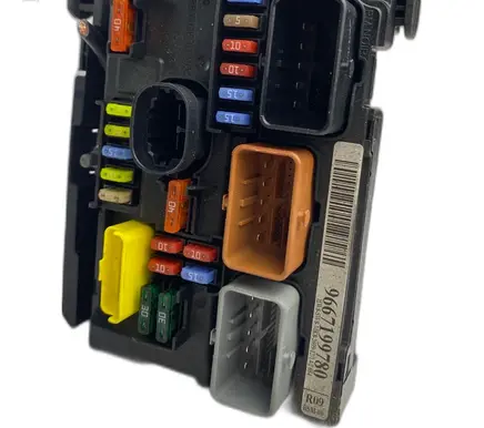 Peugeot 207 Fuse box set 9667199780 R09