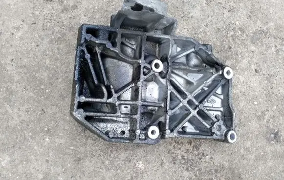 Volkswagen PASSAT B5.5 A/C compressor mount bracket 