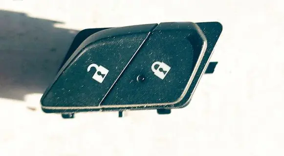 Chevrolet Camaro Central locking switch button 