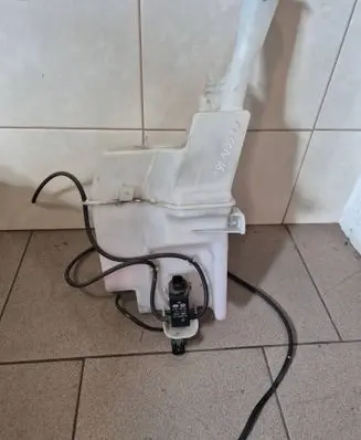 Windshield washer fluid reservoir/tank