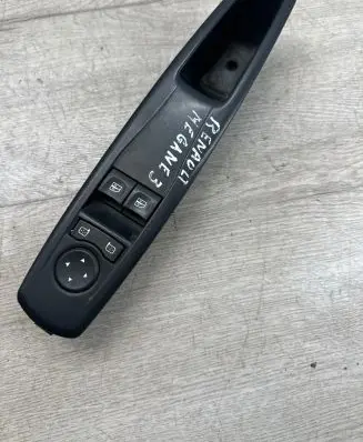 Renault Megane III Electric window control switch 0033331