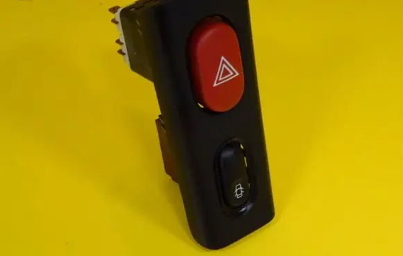 Renault Laguna I Hazard light switch 822955