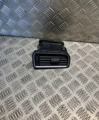 Volkswagen Jetta VI Dashboard side air vent grill/cover trim 5C6819704