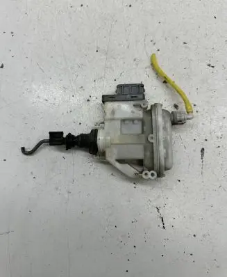 Volkswagen PASSAT B4 Central locking vacuum pump 3A0862153B
