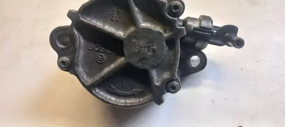 Ford Focus Vacuum pump D1561A 10050