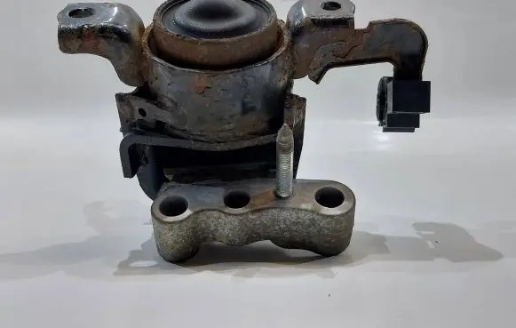 Toyota Verso Engine mounting bracket
