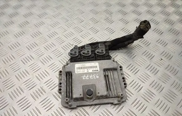 Opel Vivaro Engine control unit/module 8200935115 0281015330