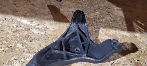 BMW 5 E39 Engine mounting bracket 1096080