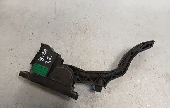 Accelerator throttle pedal