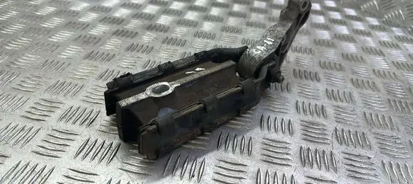 Engine mount bracket