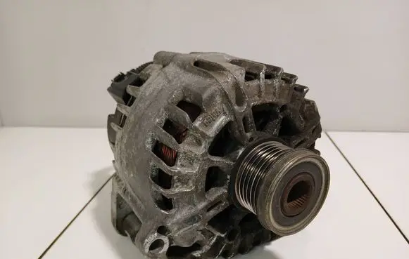 Volkswagen PASSAT B7 Generator/alternator 03C903023T 2608427A