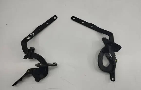 Volvo V70 Loading door upper hinge 8643158