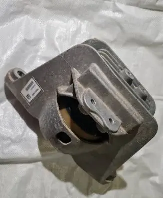 Engine mount bracket