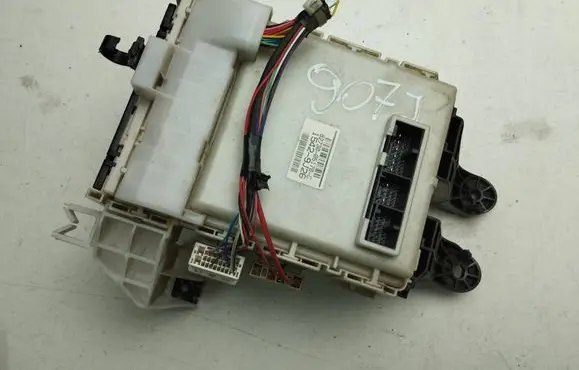 Toyota Avensis T270 Fuse module 8273005170C 15429J26